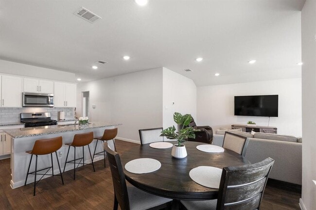 Building Photo - 205 Bethpage Dr