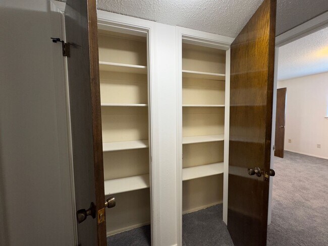 Building Photo - $500 OFF MOVE IN SPECIAL | Cozy Townhome in Quail Creek 2/2.5/2 Car Garage