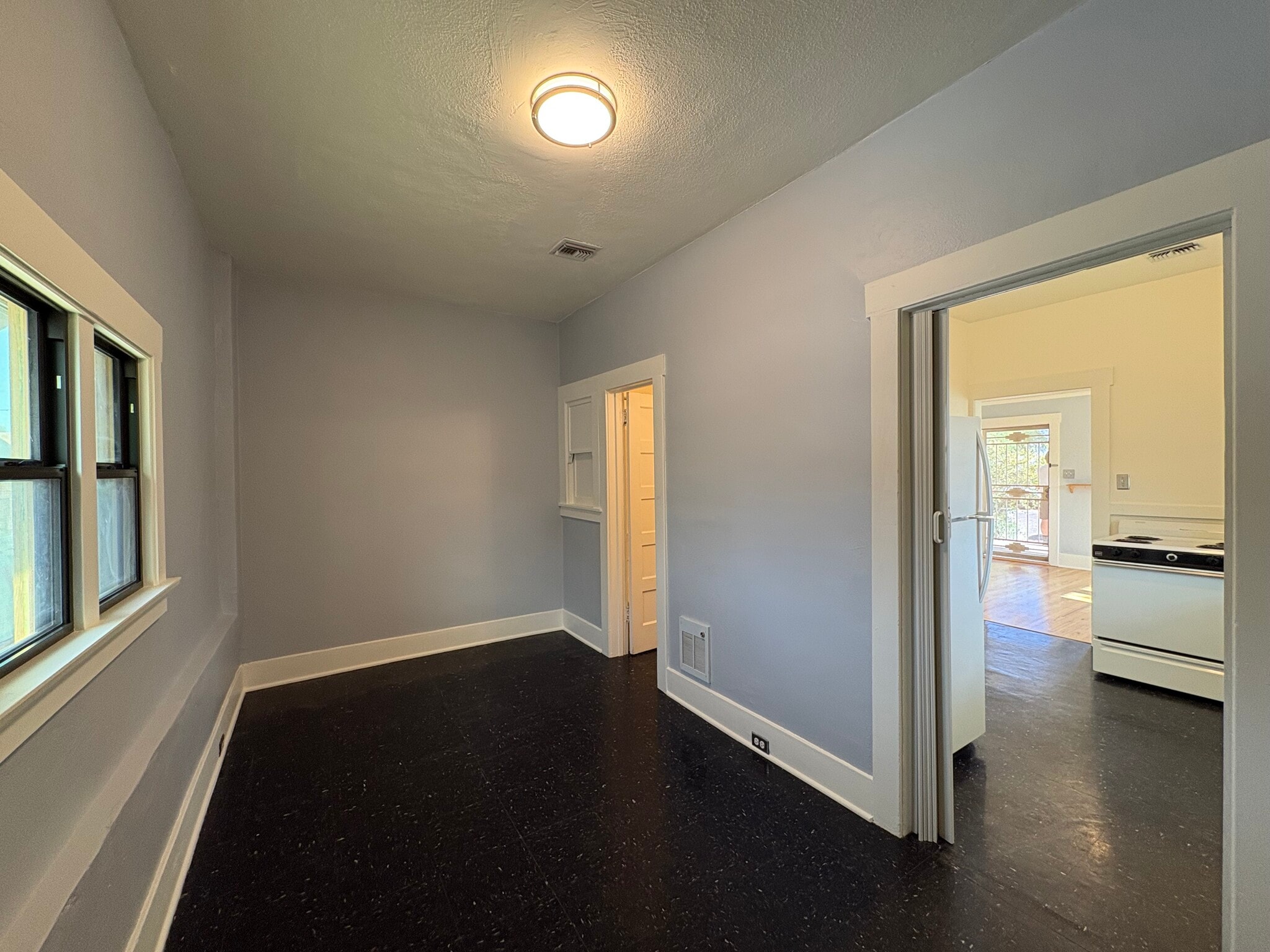 Building Photo - 15 W 5th St