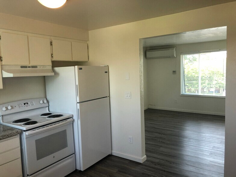 Building Photo - 620 Queen Ave SE