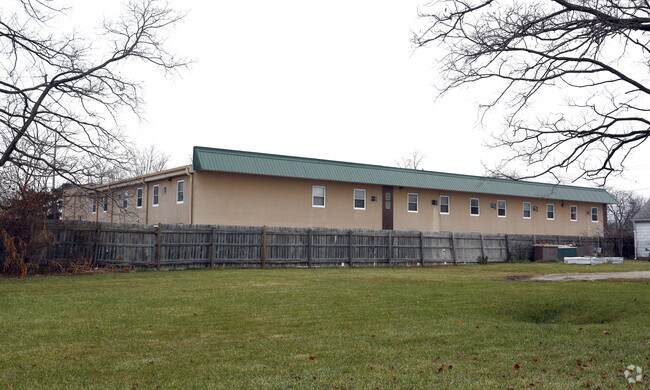 Building Photo - Twin Pine Apartments