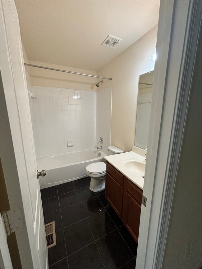 Building Photo - 2655 Glenriver Way