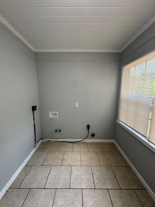 Building Photo - Freshly Renovated 3/2 Single Family in Wes...