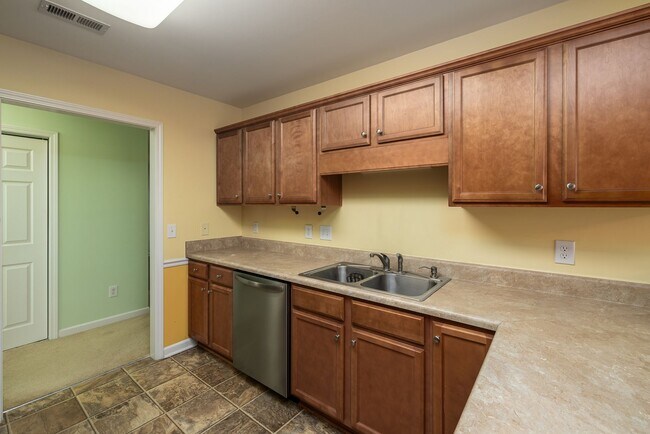 Building Photo - Charming Residence with Modern Amenities and Community center access