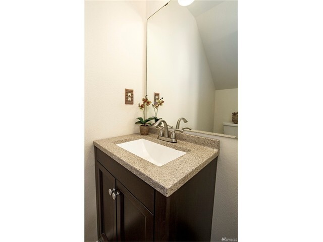 Building Photo - Beautiful Townhome 2 bedrooms and 2.5 bath...