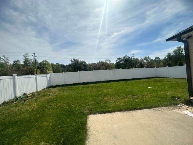 Building Photo - Spacious 4BR 3BA home in Northern Greensboro