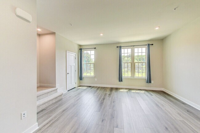 Building Photo - Meticulously Maintained 3 bedroom, 2.5 bat...