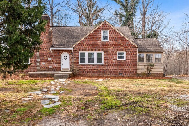 Building Photo - SW, Large Brick Two Bedroom PLUS Two Sun-Rooms, Hardwoods, LR & Separate DR, Fire Place!