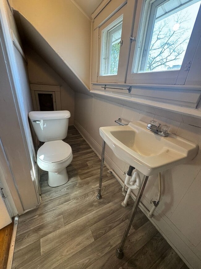 Building Photo - Beautiful 3 Bedroom 1.5 Bathroom Historic ...