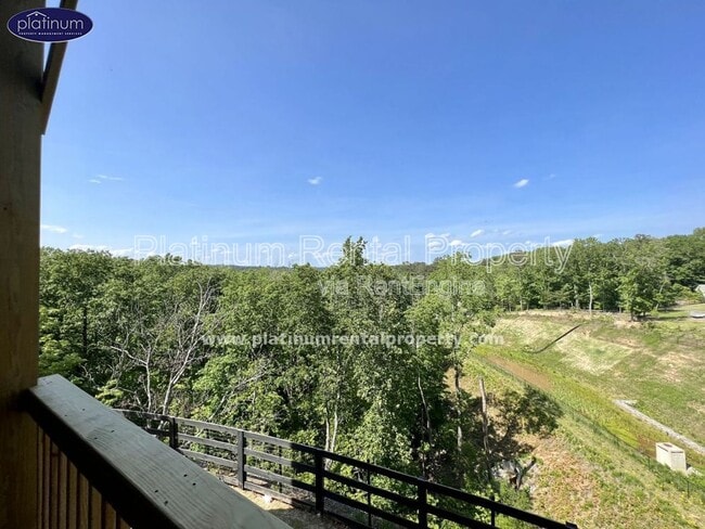 Building Photo - 2360 Manor Pointe Dr