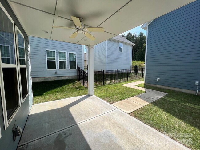 Building Photo - 15531 Laverack Ln