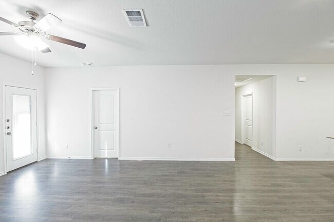 Building Photo - 1111 Emerald Gate Dr