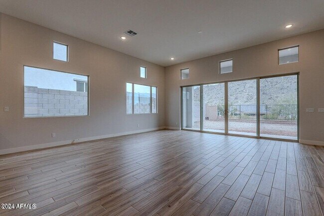 Building Photo - 21390 W Meadowbrook Ave