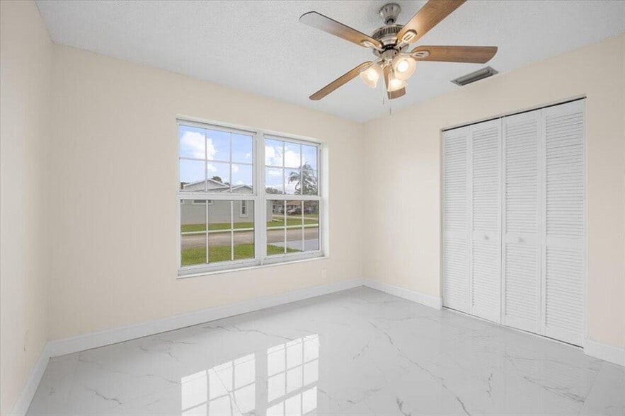 Building Photo - 5540 Lakewood Cir S