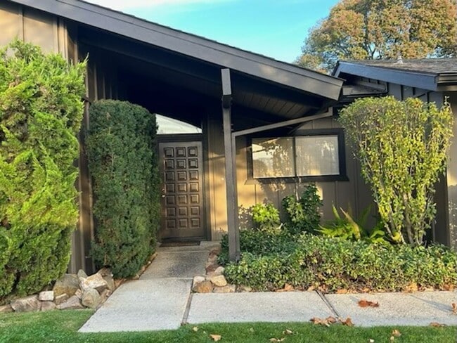 Building Photo - Well-Maintained Home with Great Outdoor Space