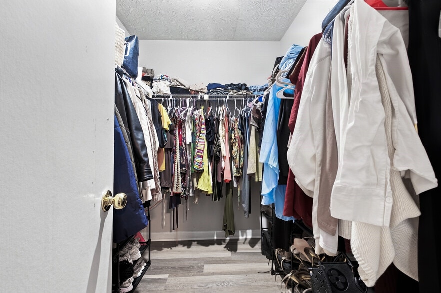 Master Bedroom Closet - 6425 Pinebark Way