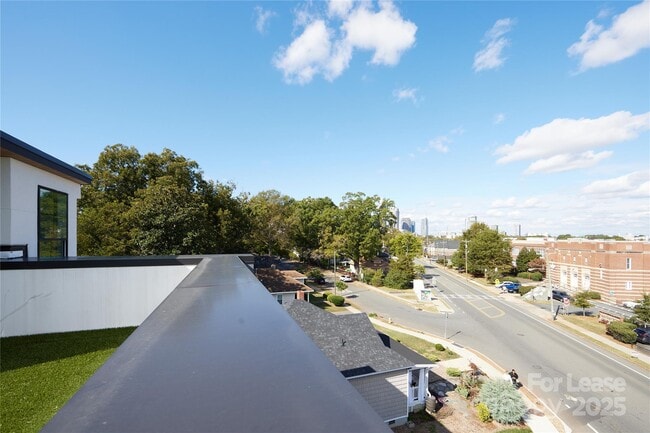 Building Photo - 1302 E 10th St