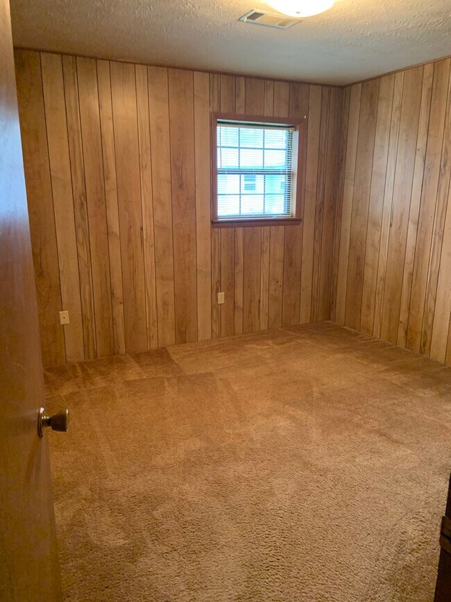 Building Photo - 404 Pinecrest Dr