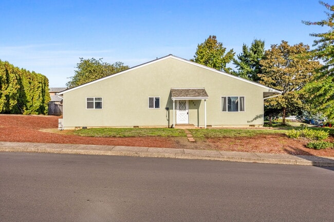 Building Photo - 524 NE Dallas Dr
