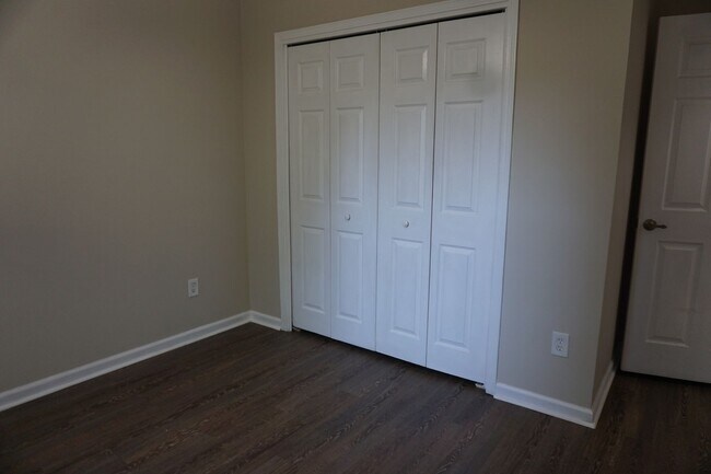 Building Photo - 4 Bedroom 2 Bathroom Home with Garage