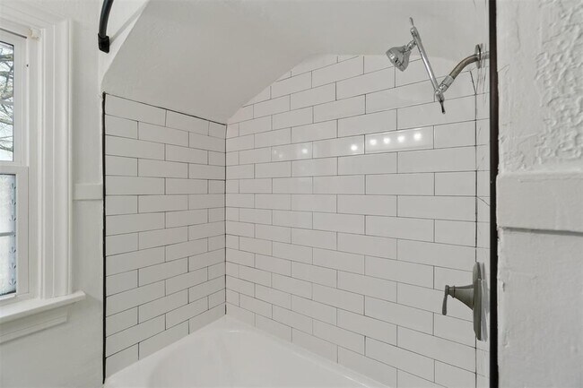 Building Photo - 1905 N Brauer Ave