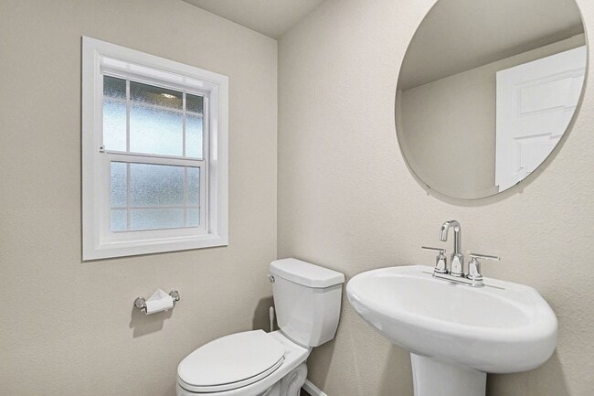 Building Photo - 4 bed 2.5 bath spacious home available for move in NOW