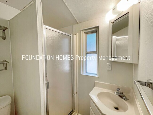 Building Photo - 104a Palm Ave
