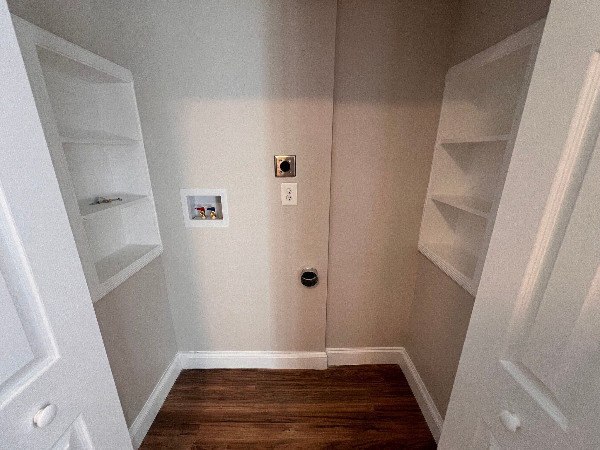 Washer/dryer closet - 4608 York Rd
