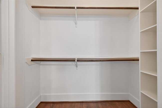 Building Photo - 1042 W 25th St