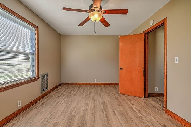 Building Photo - 3 Bedroom / 1 Bath Home