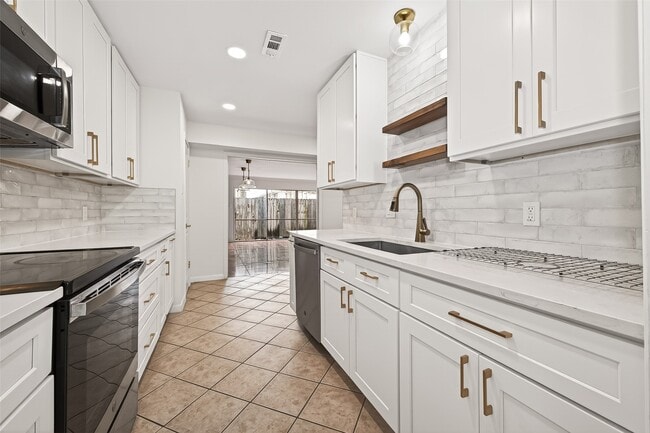 Building Photo - 13244 Trail Hollow Dr