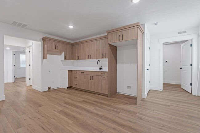 Building Photo - B532AG