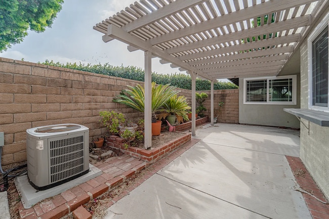 Building Photo - Beautiful 4 Bd Townhouse