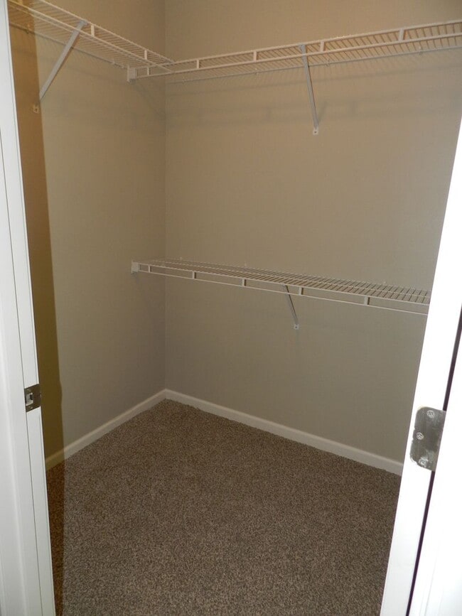 Building Photo - Avaliable April 20th