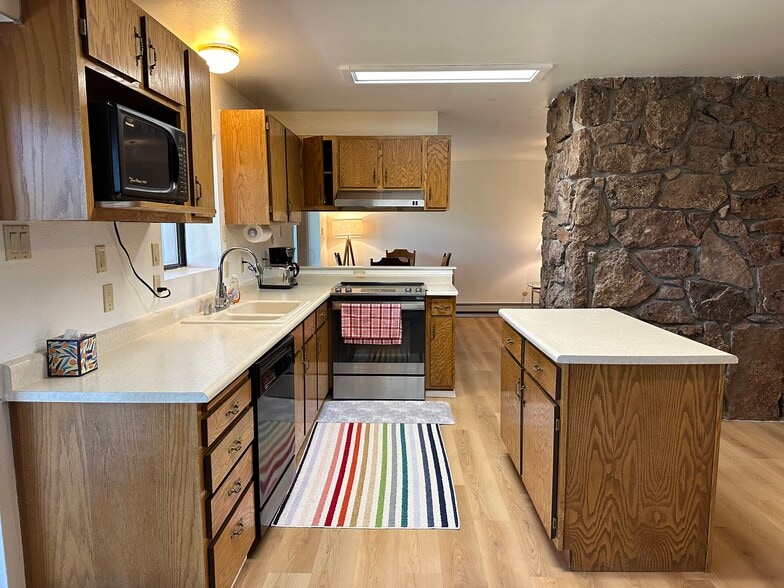 Building Photo - 340 Rim Rd