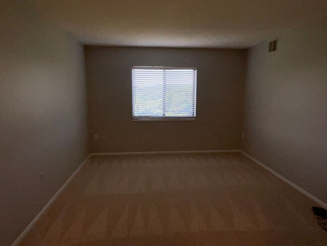 Building Photo - Large 2BR 2BA 7th floor condo facing the g...