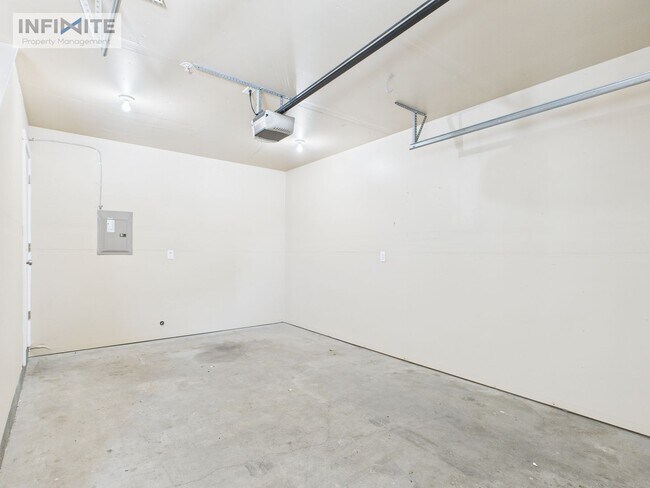 Building Photo - 3 Bedroom Condo in Belgrade