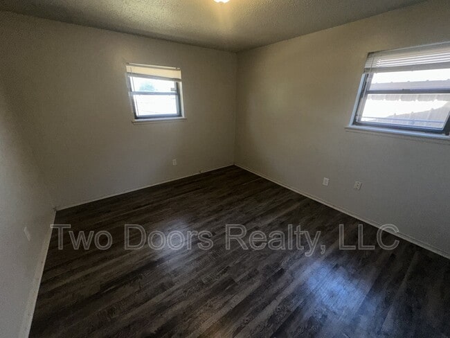 Building Photo - 729 NE 37th St