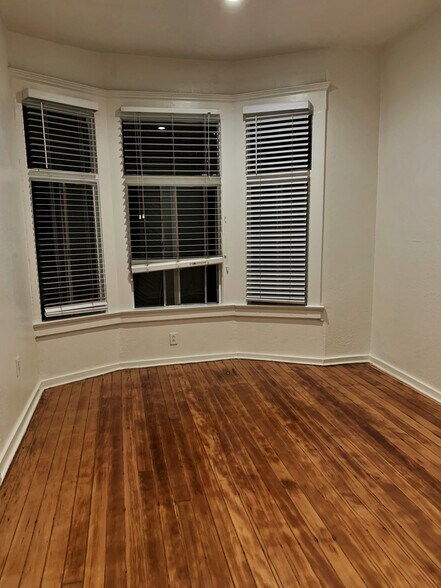 Building Photo - 1114 Poinsettia Dr