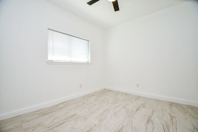 Building Photo - 2203 Briarview Dr