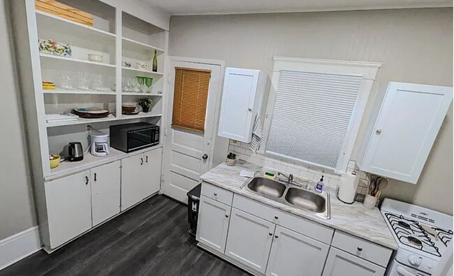 Building Photo - 10415-10415 Bernard Ave