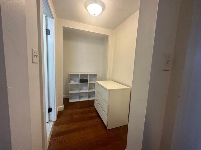 Building Photo - 904 Middle St