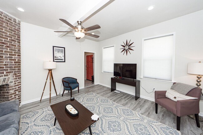 Building Photo - 3 BD 2.5 Bath Charming Home