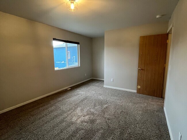 Building Photo - 3 Bed, 2 Bath Home- Fenced Back Yard!