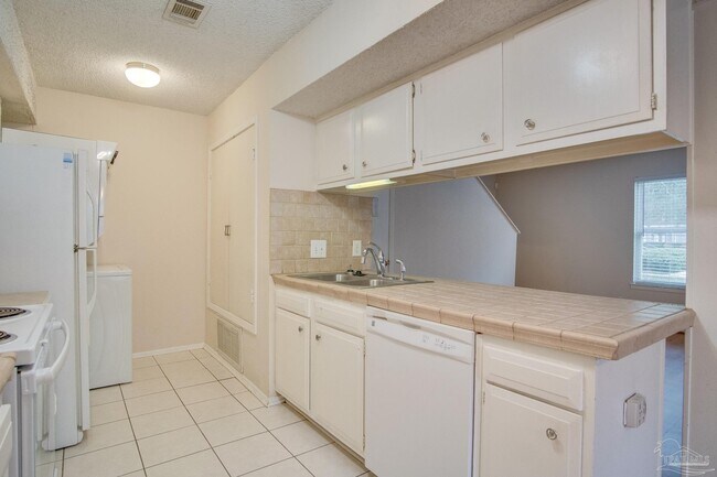 Building Photo - 3309 Kingswood Ct