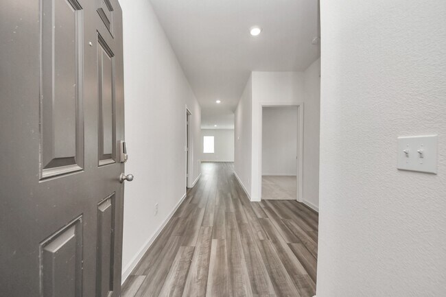 Building Photo - 10306 Valley Vista Dr