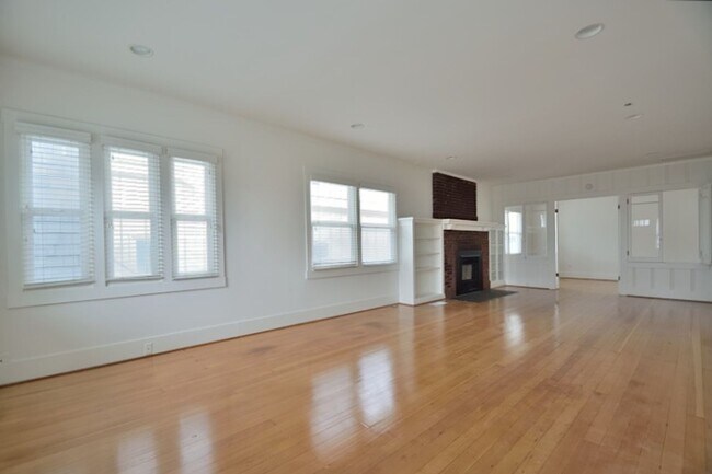 Building Photo - 1732