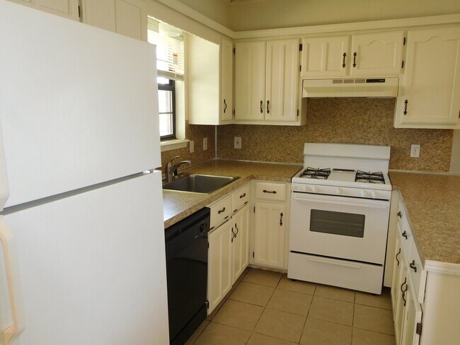 Building Photo - 5728 S Vancouver Ave