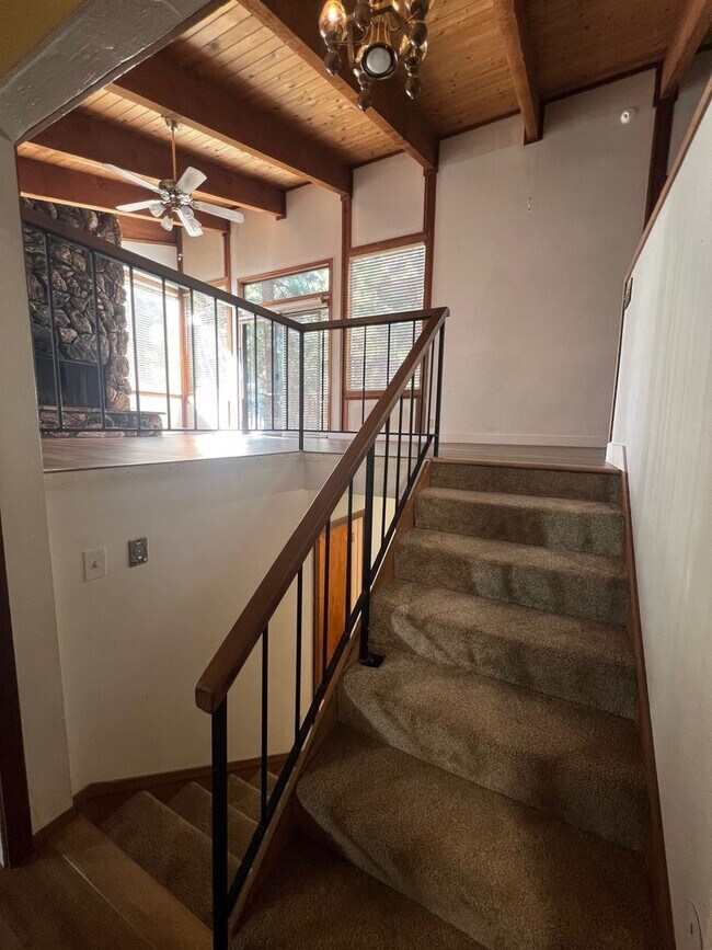 Building Photo - 3 bed 2.5 bath Lodge Style Duplex