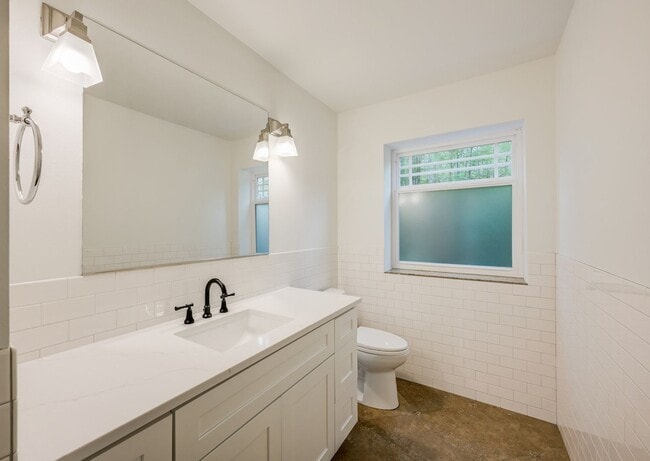 Building Photo - Queen Anne Craftsman - Available September...